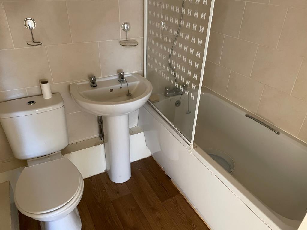 Lot: 32 - FREEHOLD INVESTMENT AND VACANT FLAT - Flat bathroom